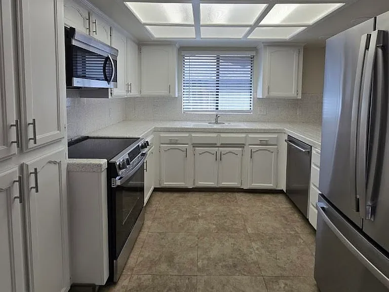 3233 Stanford Ave — Photo 14