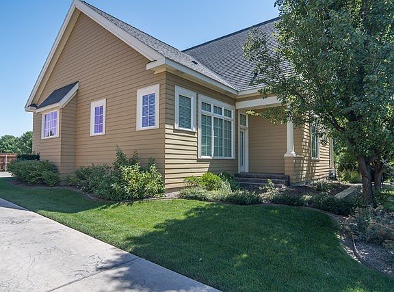 2nd image of 1097 SE Crestlane Dr