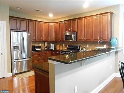 4th image of 78 Woodbury Ct