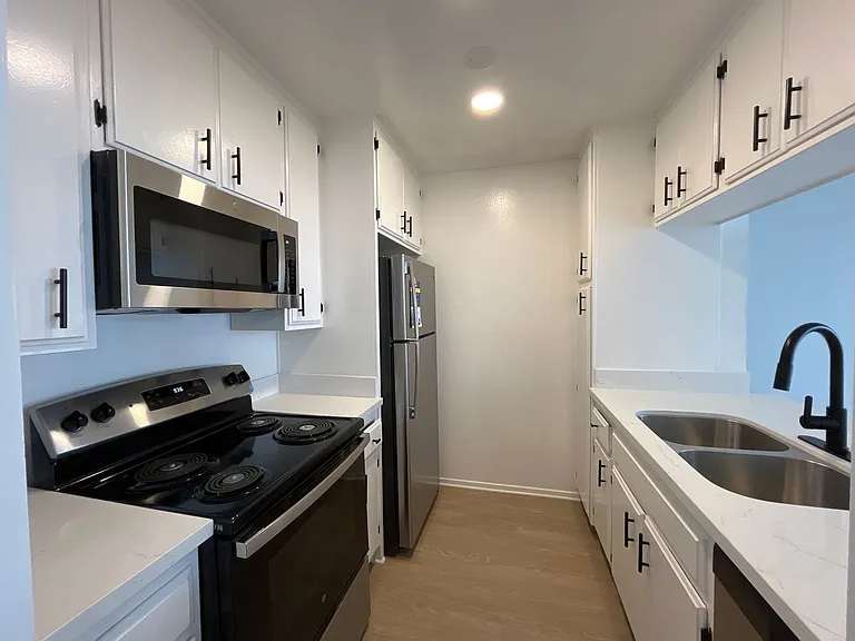 245 South Serrano Ave — Photo 10
