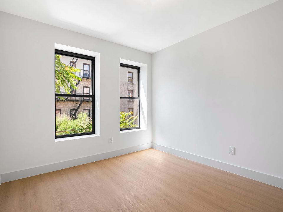 2nd image of 972 Montgomery St #2R