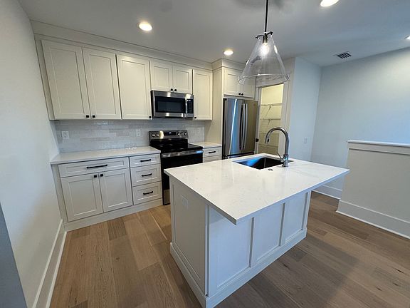3rd image of 215 23rd Ave SE #1/2