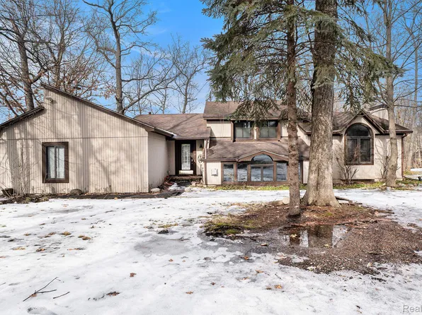 175 Oak Ridge St, White Lake, MI 48386