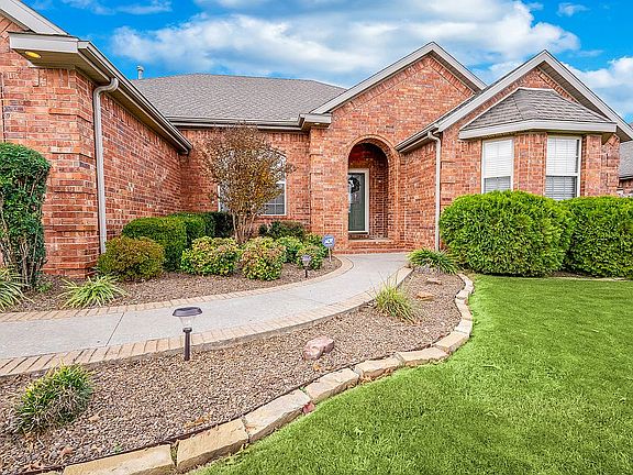 Landscaped entryway