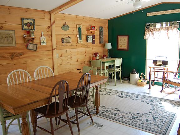 computer and TV nook