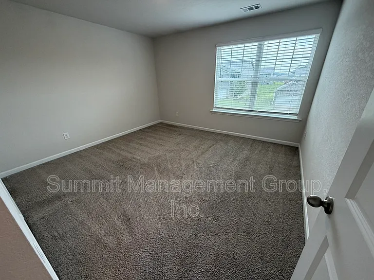 219 Limestone Cir — Photo 26