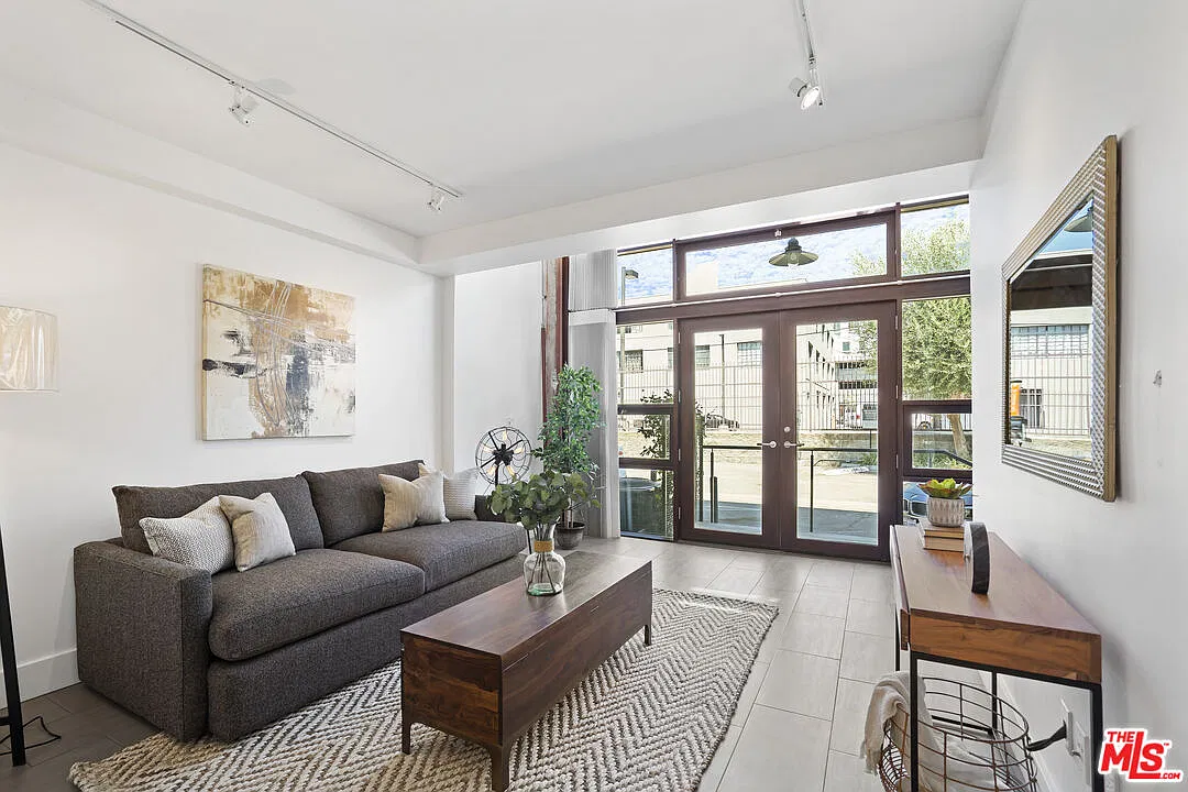2 bed, 3.0 bath, 1300 sqft, $4,600 — Photo 4