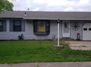 405 Holiday Dr, Lansing, KS 66043