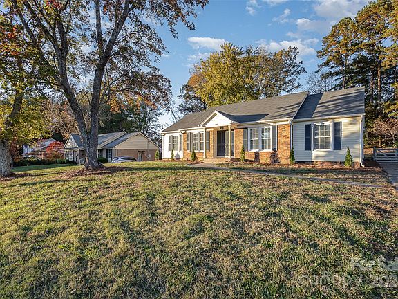 3rd image of 1744 Laurel Ln