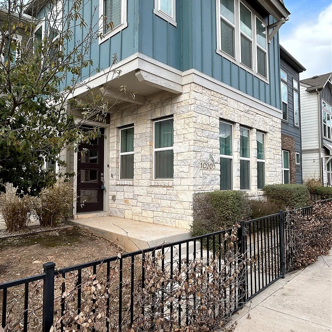 3 bed, 3.5 bath, 2342 sqft, $2,300 — Photo 1