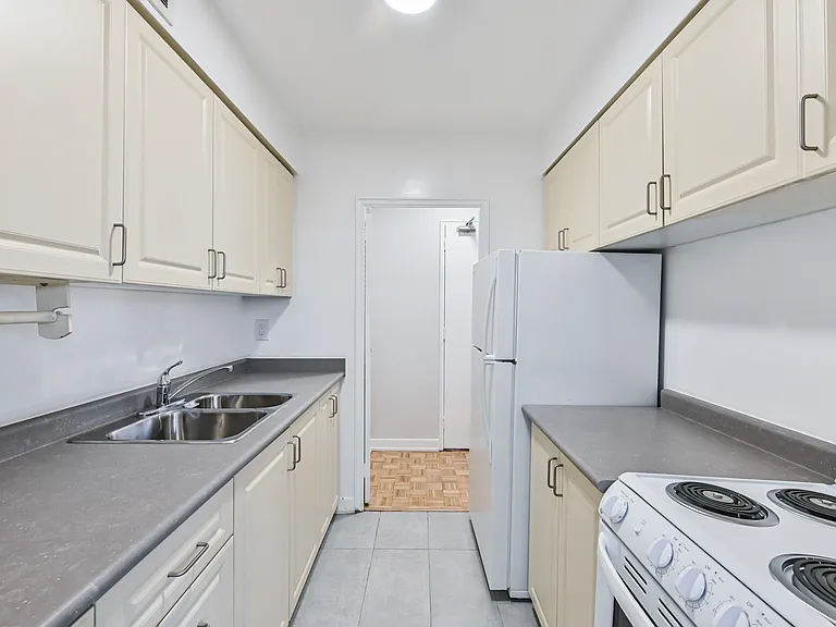 445 Eglinton Ave E — Photo 11