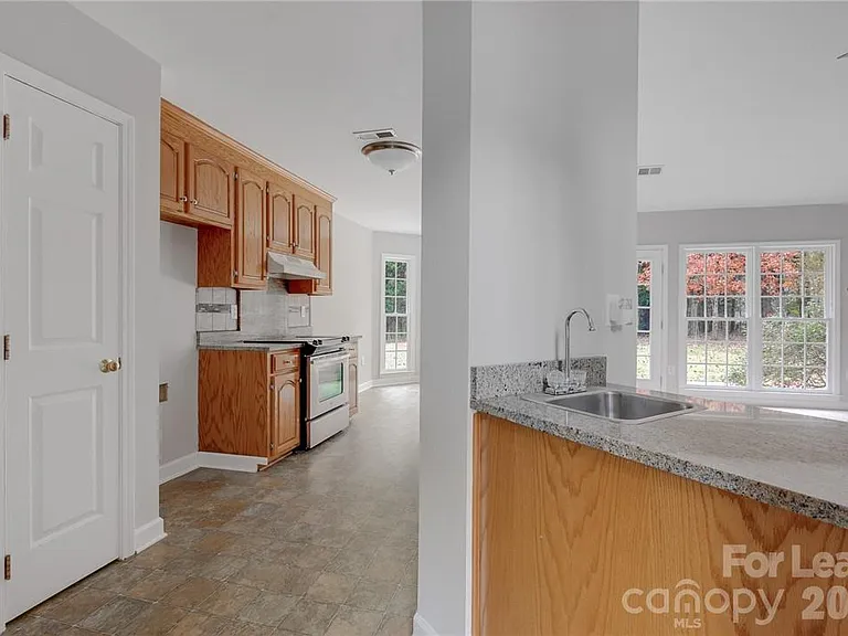 136 Trollingwood Ln — Photo 11