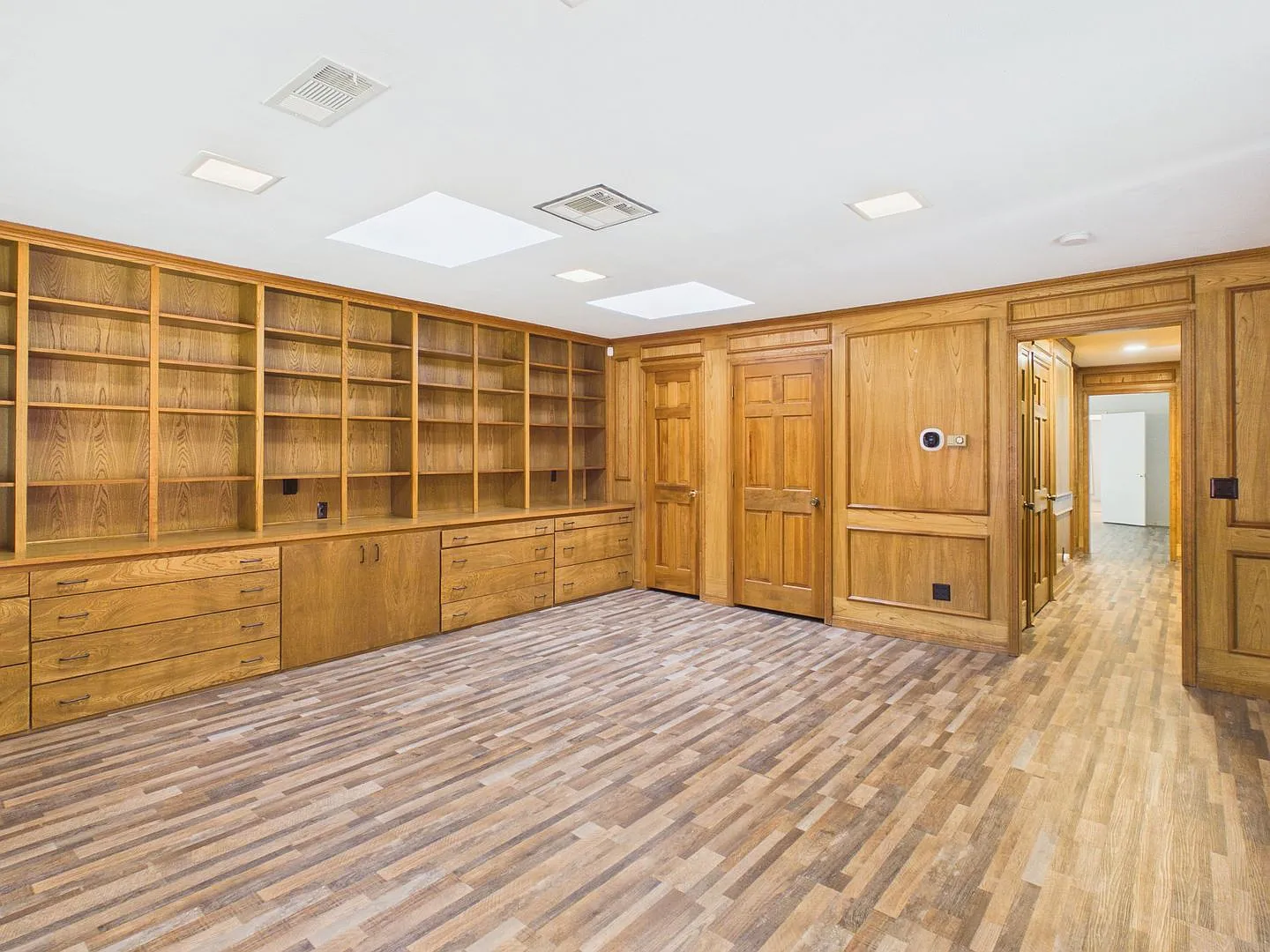 6810 Montague — Photo 3