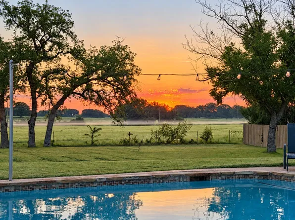 2609 Oaks Dr, Granbury, TX 76049