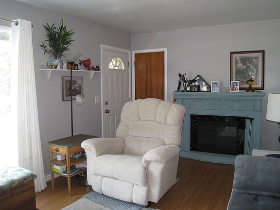 4th image of 1049 W Summit Ave