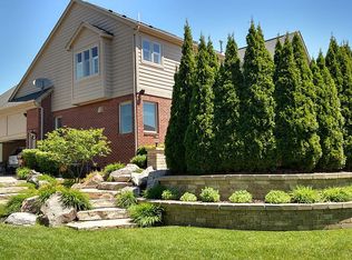 2470 Hawthorne Dr N, Shelby Township, MI 48316