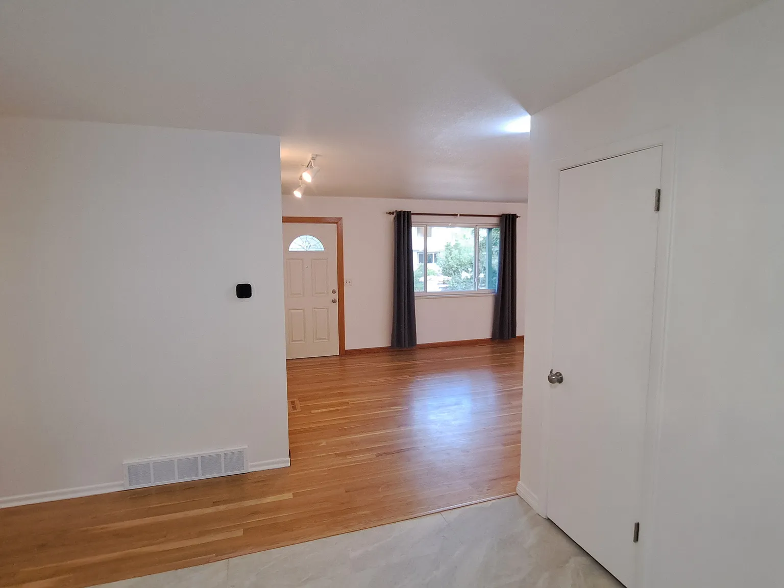 975 McIntire St — Photo 4