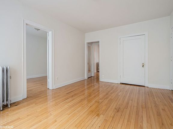 3rd image of 3925 N Pine Grove Ave #3W