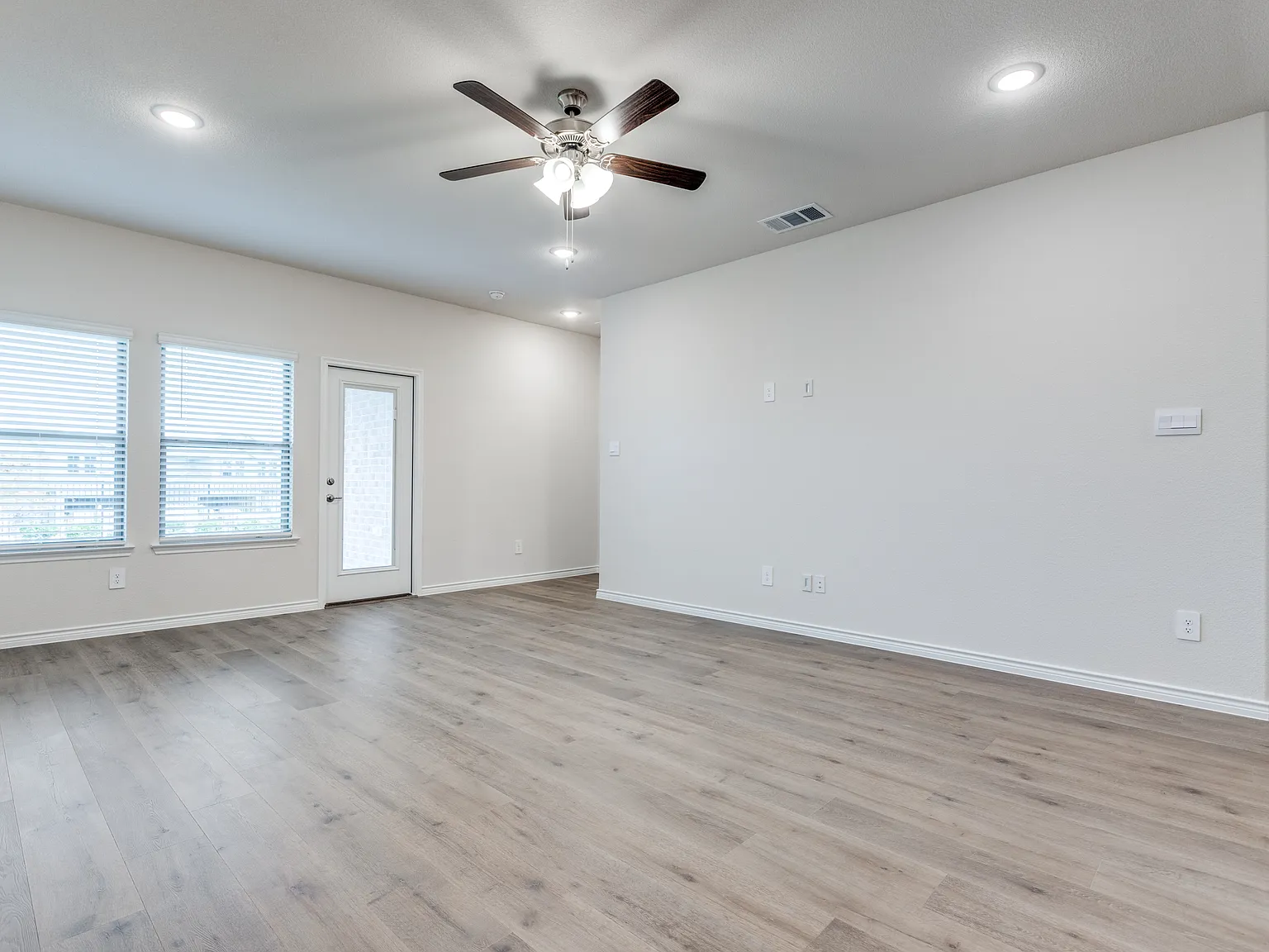 4 bed, 2.5 bath, 2411 sqft, $2,800 — Photo 4