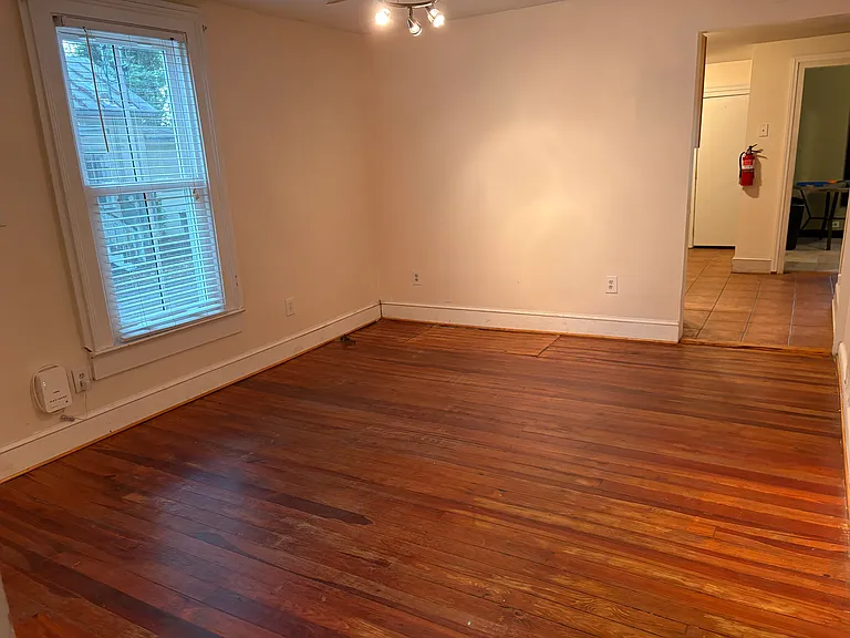 415 W 4th St — Photo 12