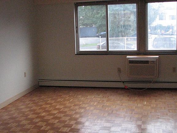 5th image of 1025 Hancock St Unit 2L