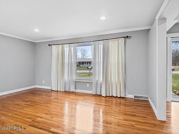 4th image of 4008 Greenbrier Dr