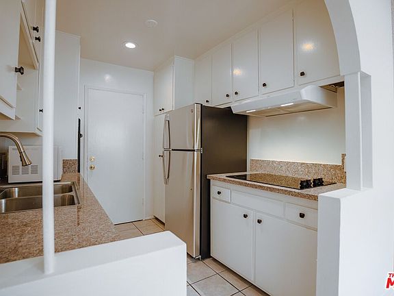 5th image of 960 Larrabee St APT 206
