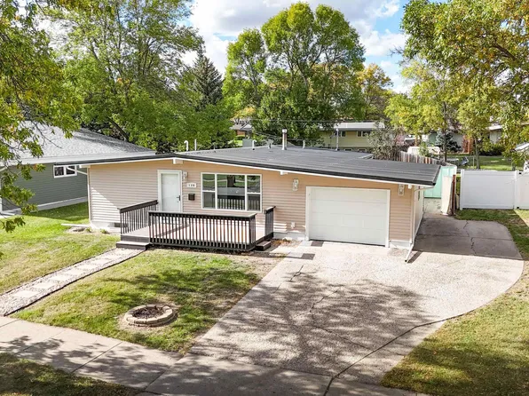 120 28th St SW, Minot, ND 58701