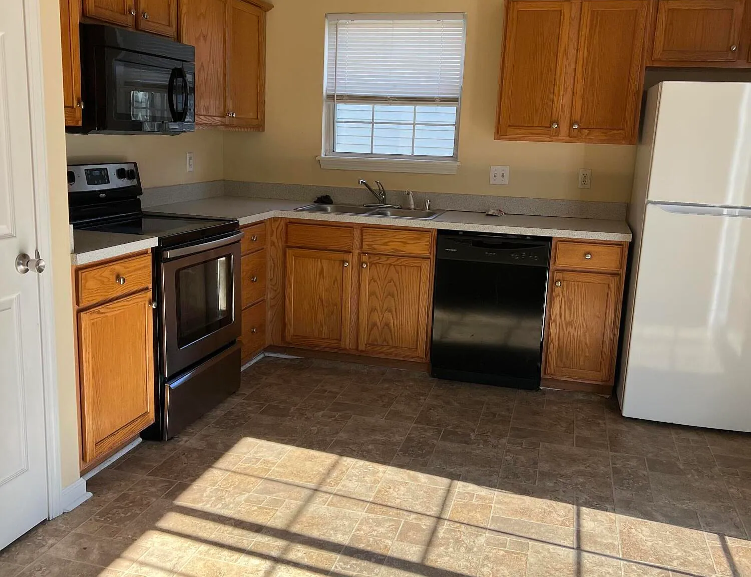 3 bed, 2.5 bath, 1386 sqft, $1,799 — Photo 4