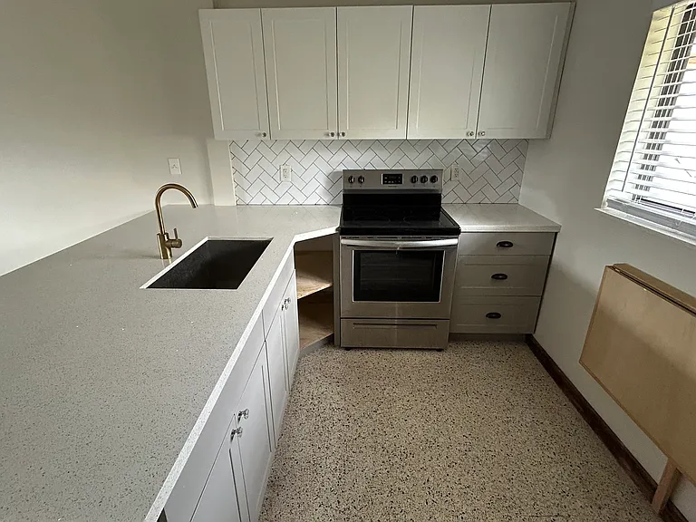910 SW 4th Ave #3 — Photo 3