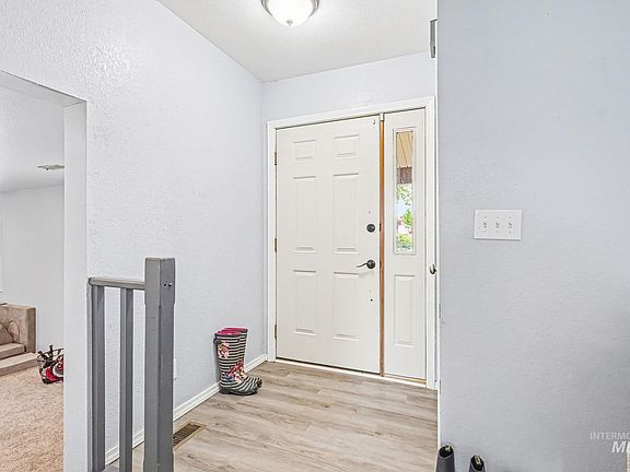 3rd image of 820 W 12 S