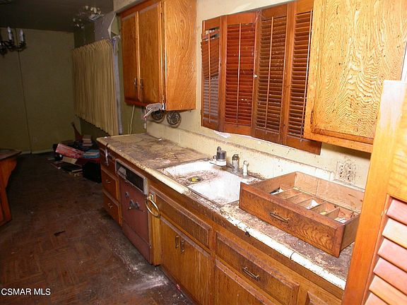 4th image of 23716 Calvert St