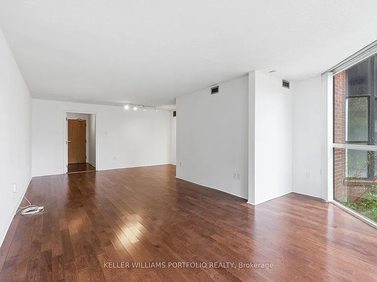701 King St W #107 — Photo 8