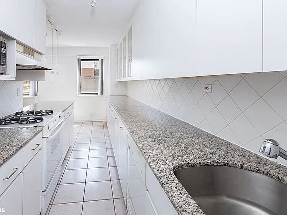 4th image of 1334 3rd Ave #8E