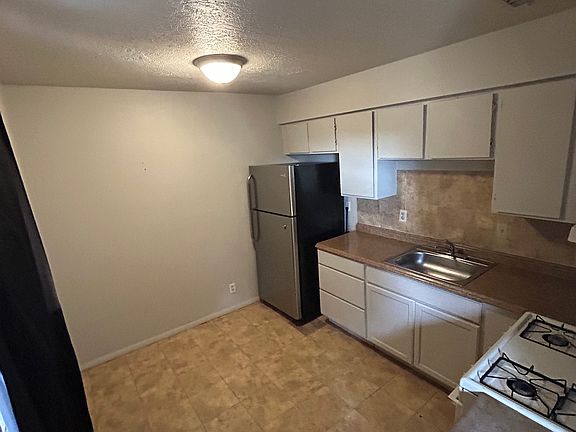 2nd image of 524 Vermont St NE APT A