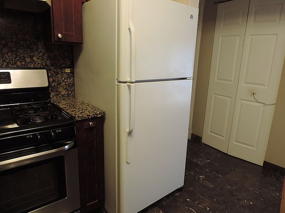 3rd image of 9S025 Lake Dr APT 101