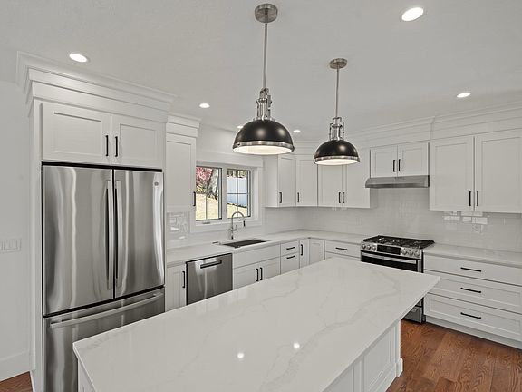 4th image of 301 Maple Ave