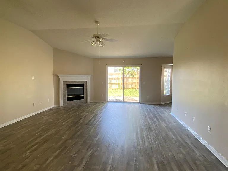 353 Peggy Dr — Photo 4