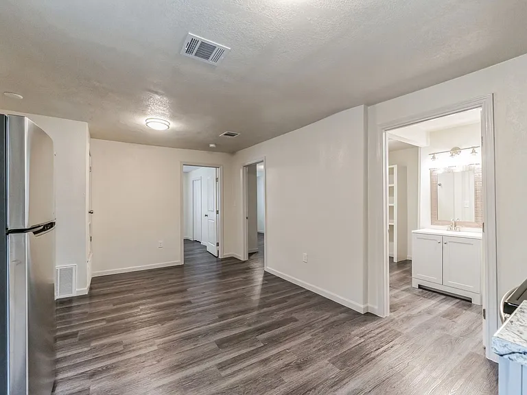 101 W Schreiner St — Photo 14