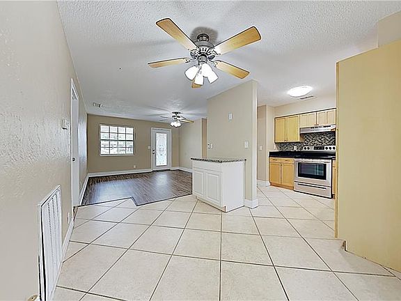 3rd image of 1541 Primrose Ln