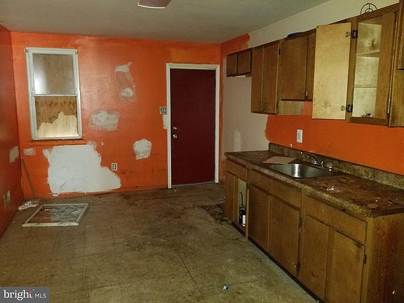 5th image of 820 E North Ave