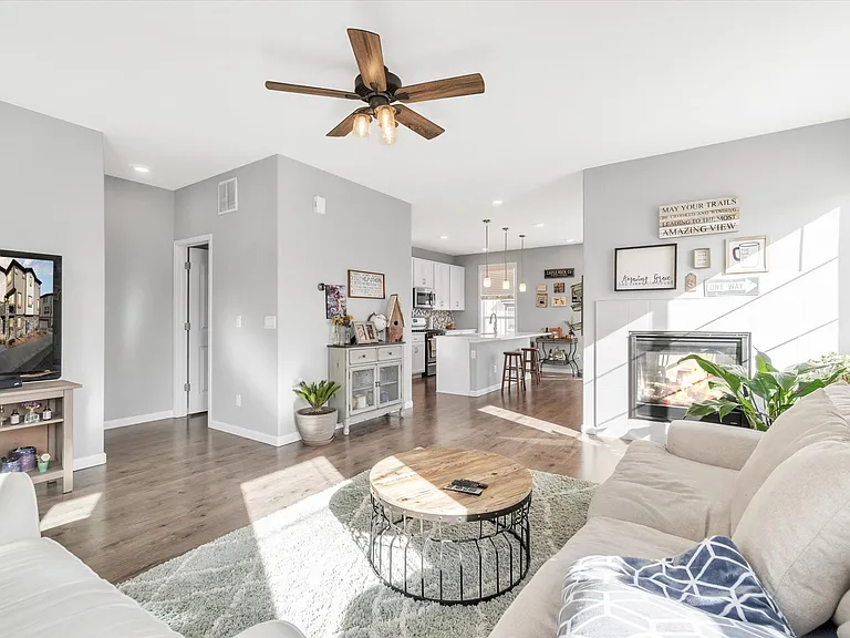 1554 Castle Creek Cir — Photo 4