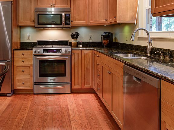 5th image of 922 Williams St