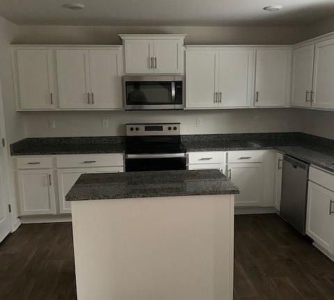 5th image of 409 Bennington Dr