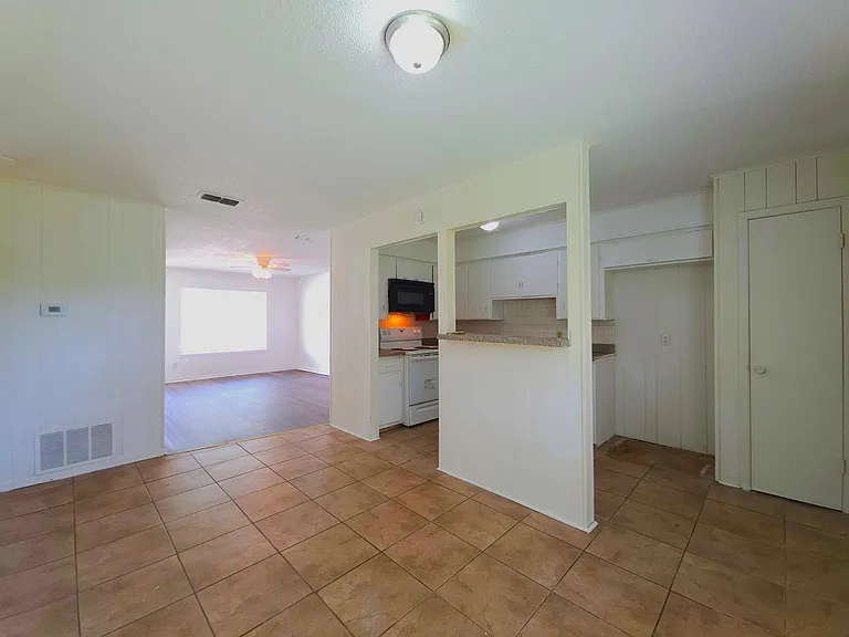 501 E Reagan St — Photo 7