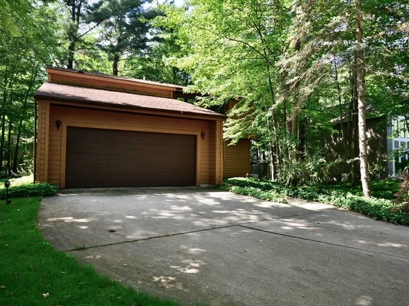 4301 Oakridge Dr, Midland, MI 48640