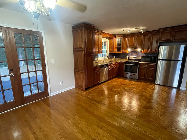 235 Corinth Ct — Photo 6