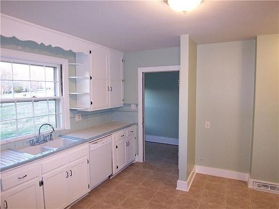 2nd image of 2547 Lakeland Dr