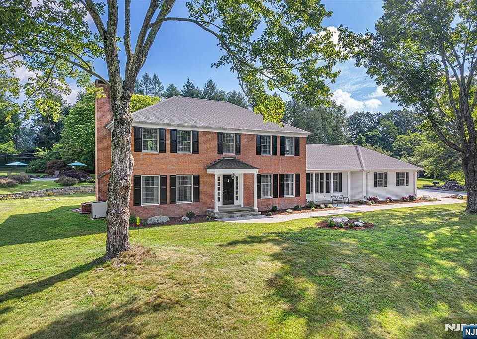 1st image of 208 Willows Rd