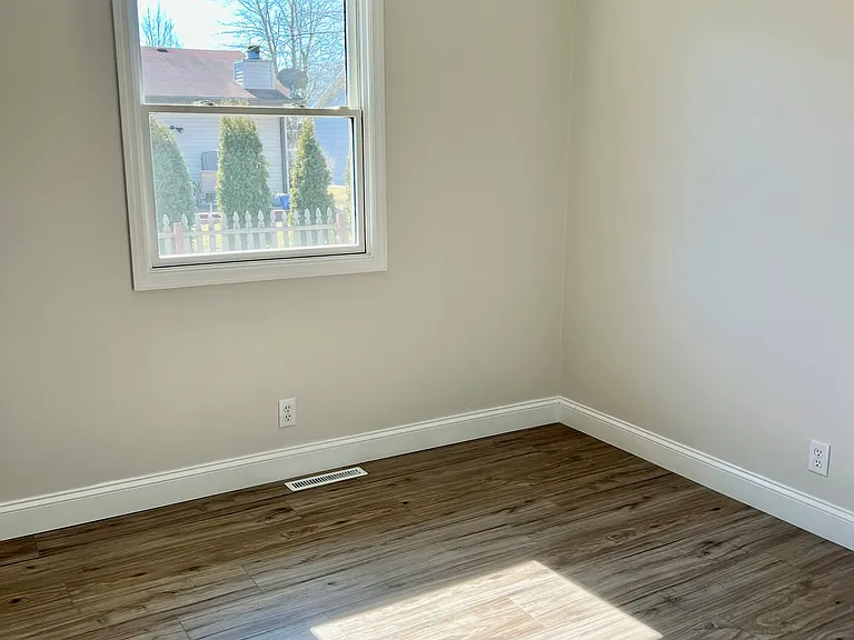 2605 Hathaway Dr — Photo 6